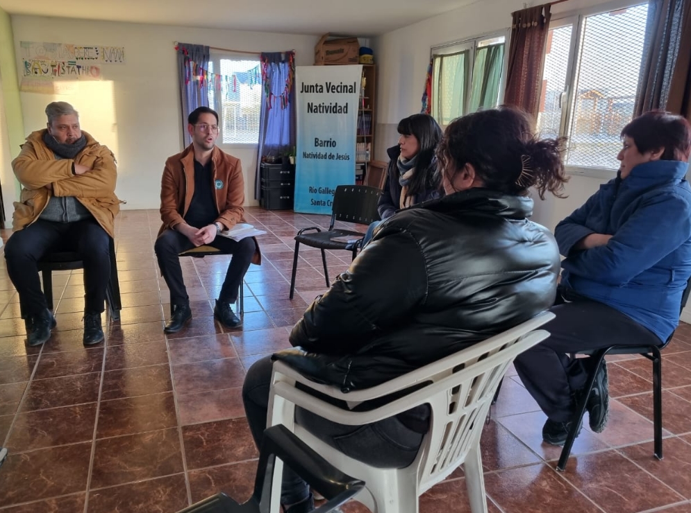 Mauro Morelli con la junta vecinal