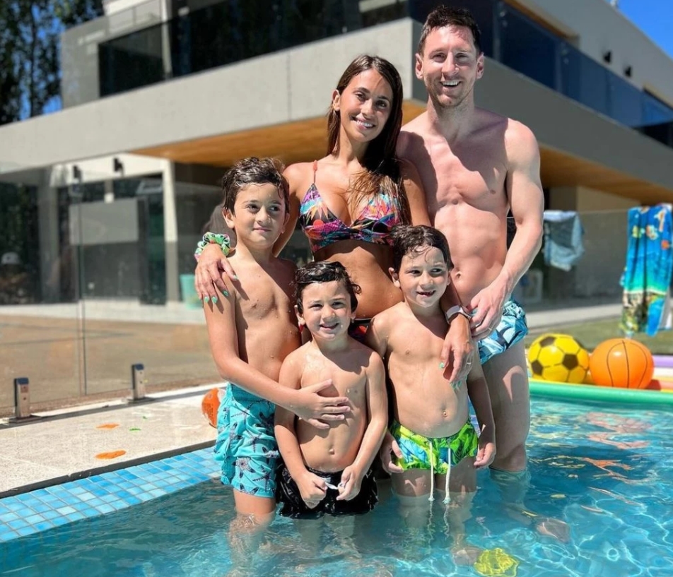 Foto original de Messi en la piscina en Funes