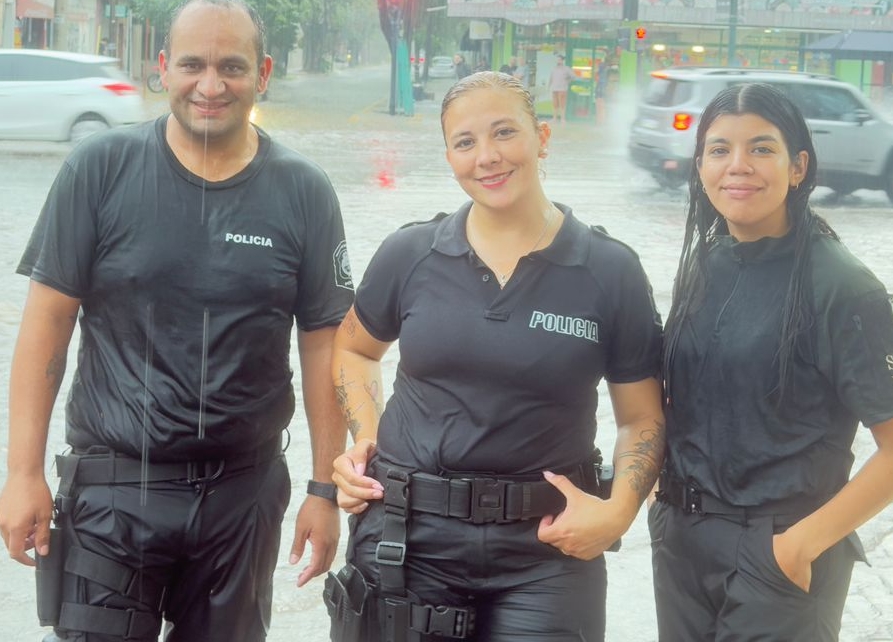 Heroico rescate de la policía bajo el anegado túnel de Varela y Centenario