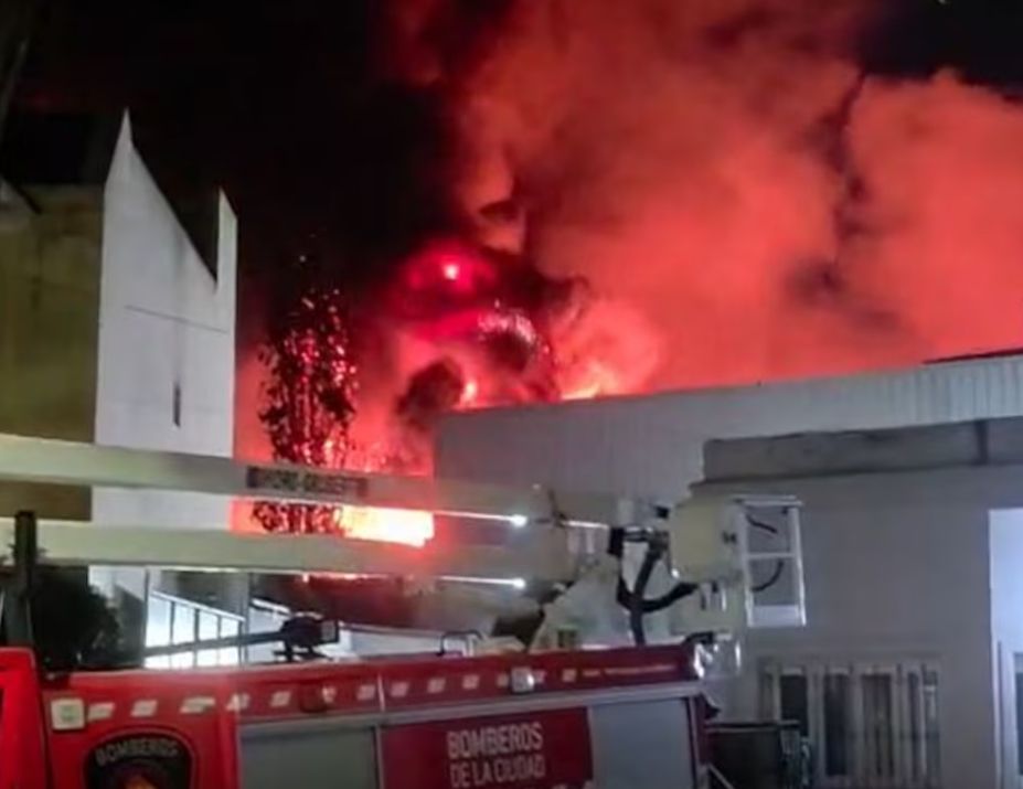 Impactante incendio en Parque Chas