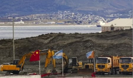 Banderas de China en una obra del Gobierno provincial de Tierra del Fuego