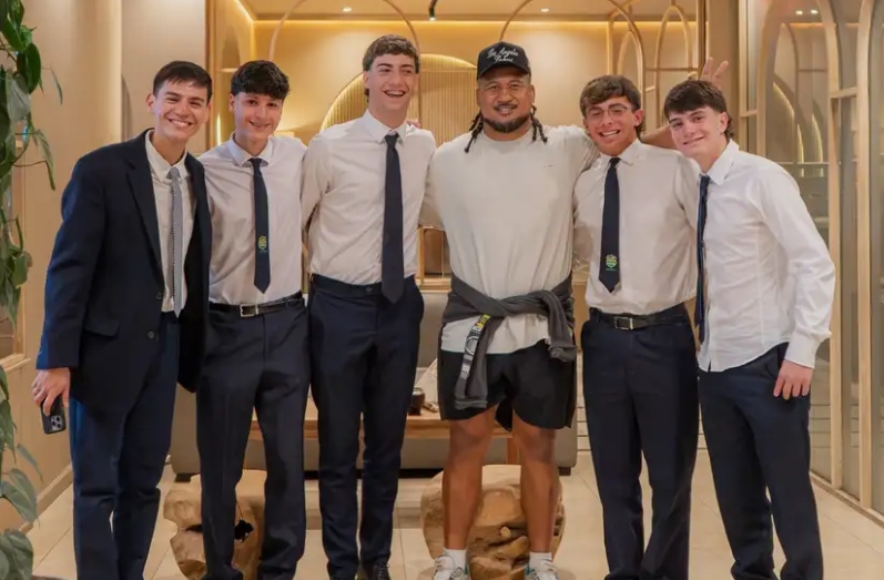 Brandon Paenga-Amosa, recibió la visita de un grupo de estudiantes